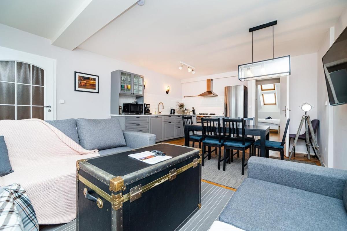 Central, Spacious, Modern 5 Bedrm Duplex W/Balcony براغ المظهر الخارجي الصورة