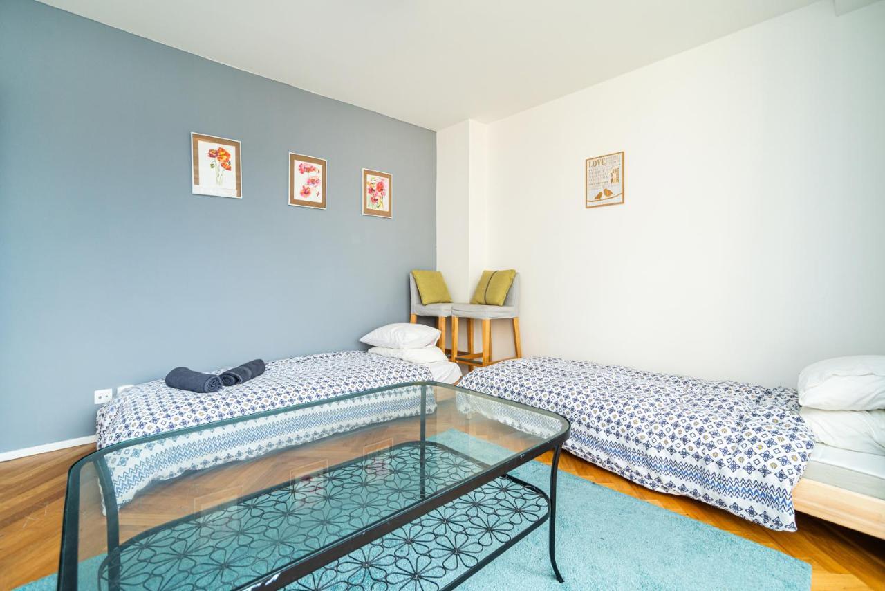 Central, Spacious, Modern 5 Bedrm Duplex W/Balcony براغ المظهر الخارجي الصورة